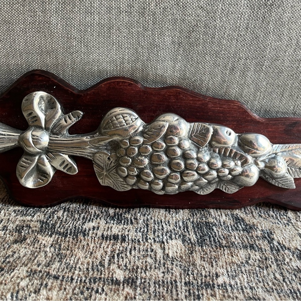 Silver and Wood Grape Wall Decor Plaque good for a kitcken decor
